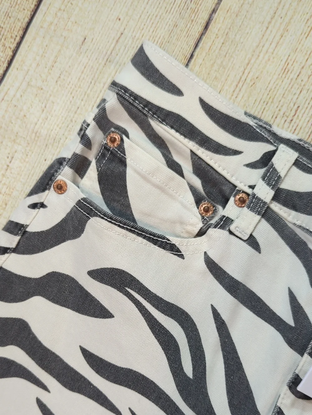 DAZE Zebra Print Wide Leg Raw Hem Jeans Size 30  new